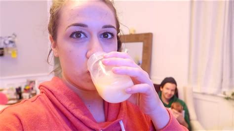 Mama neckt ihre Brüste wegen süßer Sahnemilch. . Sucking milk out of tits